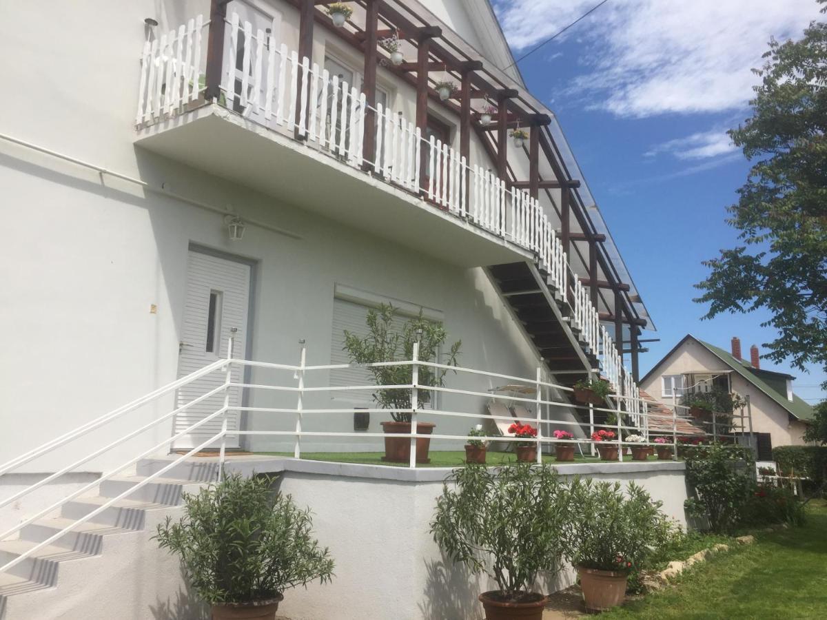 Lelle-Kert Apartman 02 Balatonlelle Exterior foto
